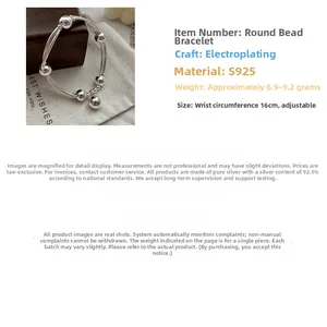 Dettaglio ravvicinato del bracciale a sfere in argento S925 con ciondolo regolabile