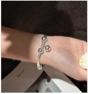 Dettaglio macro del bracciale in argento sterling S925 con tubi lisci indossato al polso