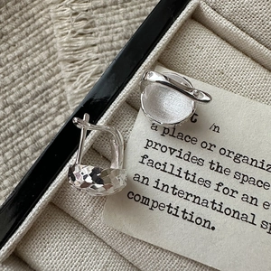 Elegant 925 sterling silver hoop earrings with a textured shimmering hammered finish