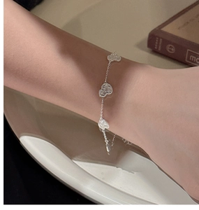 Detailed close-up of S925 sterling silver chain bracelet with heart-shaped bear charms