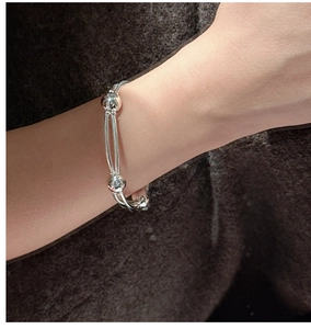 Dettaglio di un bracciale in argento sterling S925 con design minimalista a doppia catena