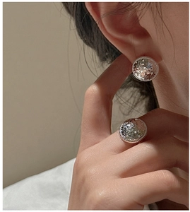 Detail of S925 sterling silver ring featuring a sparkling crushed ice texture finish