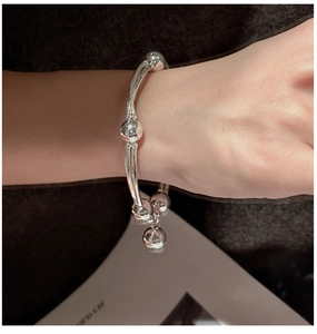 Dettaglio ravvicinato del bracciale di perle in argento sterling S925 lucido sul polso