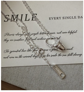Gros plan du pendentif barillet en argent S925 avec zircon et poinçon AG925 officiel