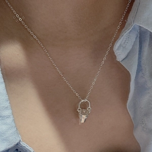 Collier en argent sterling S925 avec pendentif cylindrique en zircone sur une chaîne fine