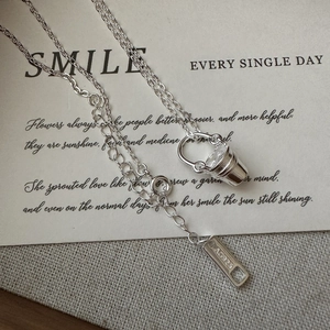 Collier pendentif cylindre en argent sterling S925 avec zircon sur carte blanche et lin