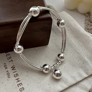 Bracciale minimalista in argento sterling S925 con perle lucide e ciondolo a sfera