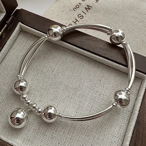 Bracciale in argento sterling S925 con perline e ciondolo a sfera su portagioie elegante