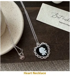 Détail du collier cœur en argent S925 avec camée rose noire et bordure en dentelle ciselée