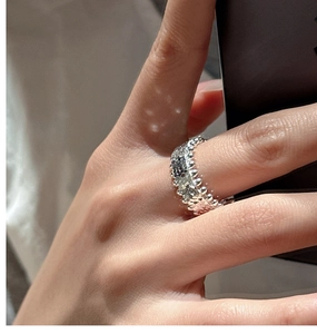 Detail of S925 sterling silver ring featuring clash rivet design on a model finger