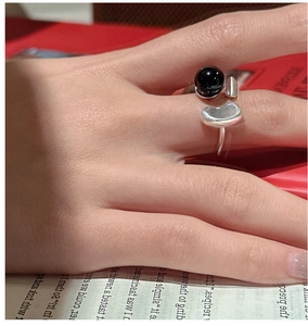Detail of S925 silver ring featuring black onyx bead and artistic geometric design