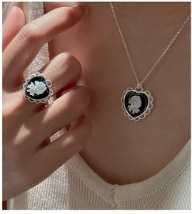 Détail de l'ensemble collier et bague cœur Camée en argent S925 avec relief de rose