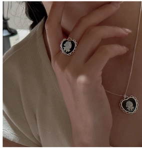 Détail du parure collier et bague cœur cameo en argent S925 avec relief de rose