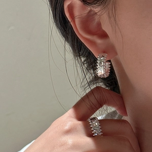 S925 sterling silver ring and C-shaped earrings with textured ice-crushed finish on model