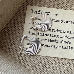 Minimalist S925 sterling silver pleated shell texture hoop earrings in retro style