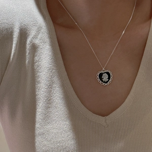 Collier cœur en argent S925 vintage avec pendentif rose camée noir sur fond en tricot