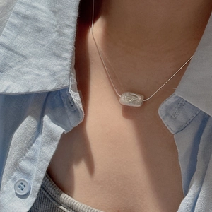 Elegant S925 sterling silver chain necklace with baroque embossed rectangular pendant