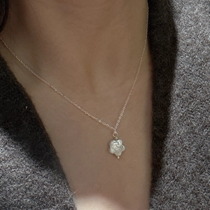 Collier en argent S925 avec pendentif fleur en perle baroque porté par un mannequin