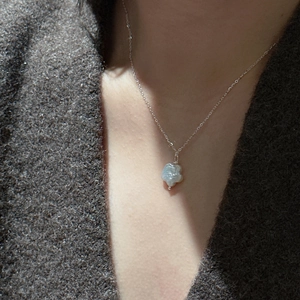 Collier en argent S925 avec pendentif fleur en perle baroque porté par une femme