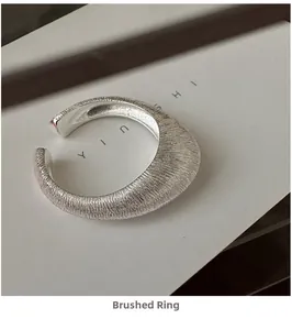 Nahaufnahme des S925 Sterlingsilberrings mit gebürsteter Metalloberfläche und Textur