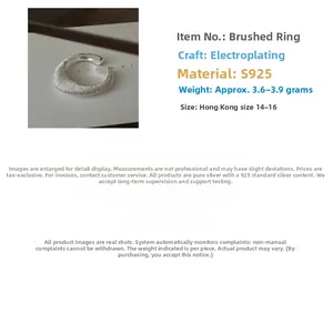 Detaillierte Nahaufnahme des S925 Sterlingsilberrings mit minimalistischer Bürstentextur