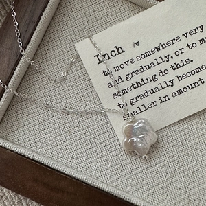 Collier avec pendentif fleur en perle baroque sur chaîne en argent au style vintage
