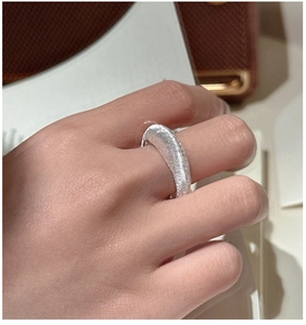 Detail eines S925 Sterlingsilberrings mit gebürstetem Matt-Finish und minimalistischem Band