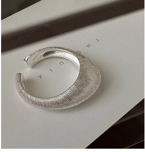 Makroaufnahme des S925 Silberrings mit gebürsteter Textur und polierter Innenseite