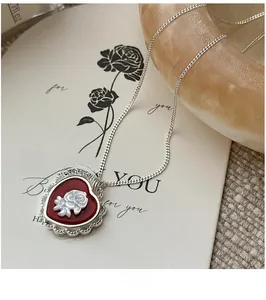 Vista dettagliata della collana a cuore in argento S925 con cameo rosa rossa e pizzo