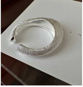 Makroaufnahme von S925 Sterlingsilber Ring mit gebürsteter Metallstruktur und Industriedesign