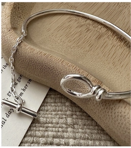 Macro shot of S925 sterling silver OT-clasp bracelet with T-bar closure and polished finish