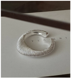 Makroaufnahme eines S925 Sterlingsilberrings mit gebürsteter Textur und Innenstempelung