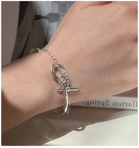 Macro detail of S925 sterling silver OT bracelet showing toggle clasp and twisted knot design