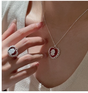 Dettaglio set collana e anello cammeo a cuore in argento S925 con intagli di rose