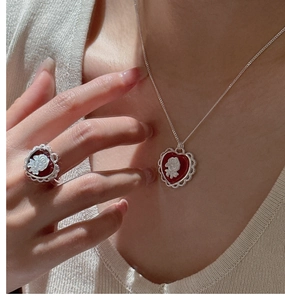 Primo piano della collana a cuore cammeo vintage in argento S925 con rilievo di rosa