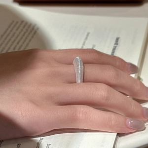 Minimalistischer S925 Sterlingsilber Ring mit gebürsteter Textur am Frauenfinger