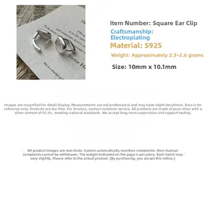 Détail macro de boucles d'oreilles huggie carrées en argent S925 montrant la taille 10mm