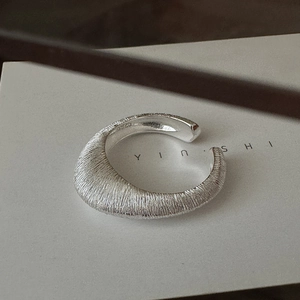 S925 Sterling Silber Ring mit unregelmäßiger gebürsteter Textur und Matt-Finish