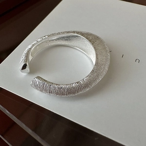 Minimalistischer S925 Sterlingsilber Ring mit gebürsteter Textur und polierter Innenseite