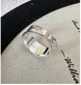 Macro shot of S925 sterling silver ring showing wavy texture and purity hallmark