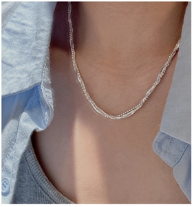 Détail du collier double rang en argent S925 avec chaîne torsadée et billes sur un mannequin