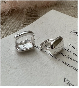Gros plan détaillé des boucles d'oreilles carrées en argent 925 avec poinçon de pureté