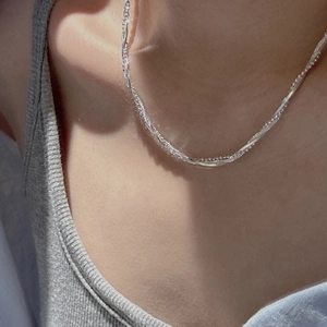 Collier minimaliste en argent sterling S925 à trois fils tressés porté au cou