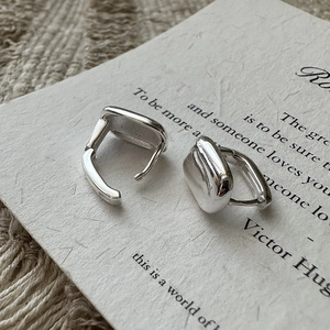 Boucles d'oreilles créoles S925 en argent sterling avec texture de métal liquide fluide