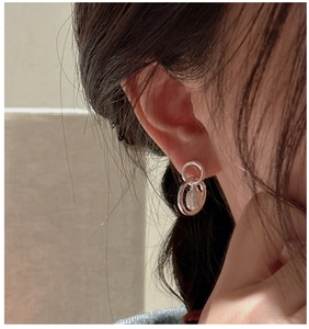 Close-up of S925 sterling silver hoop earrings with a teardrop pearl drop on model ear