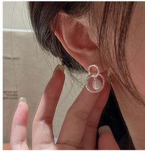 Close-up of elegant S925 silver double hoop earrings featuring a teardrop pearl on model