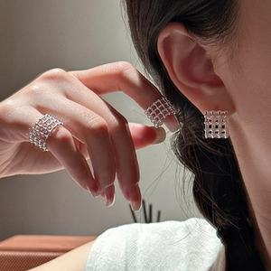 Orecchini e anelli S925 in rete traforata indossati dalla modella per un look raffinato