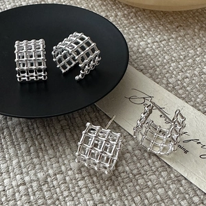 Ear cuff minimalisti in argento S925 con design geometrico a scacchi e maglia a griglia