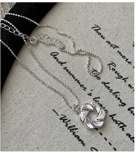 Dettaglio del ciondolo croissant in argento sterling S925 con trama metallica fine