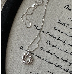 Dettaglio macro della collana Mobius in argento S925 con catena a sfere d'argento testurizzata